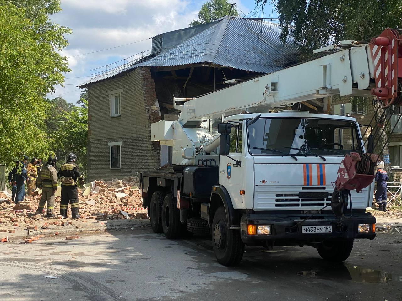 Фото Мощный взрыв произошёл в жилом доме под Новосибирском. Первые жертвы и кадры ЧП. ОНЛАЙН 5 - Сиб.ФМ Фото Мощный взрыв произошёл в жилом доме под Новосибирском. Первые жертвы и кадры ЧП. ОНЛАЙН 5